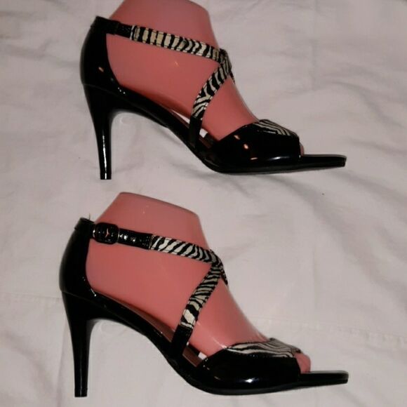 Dana Buchman Danica Zebra X Front Sexy Heels‎ 7.5 - Picture 2 of 7